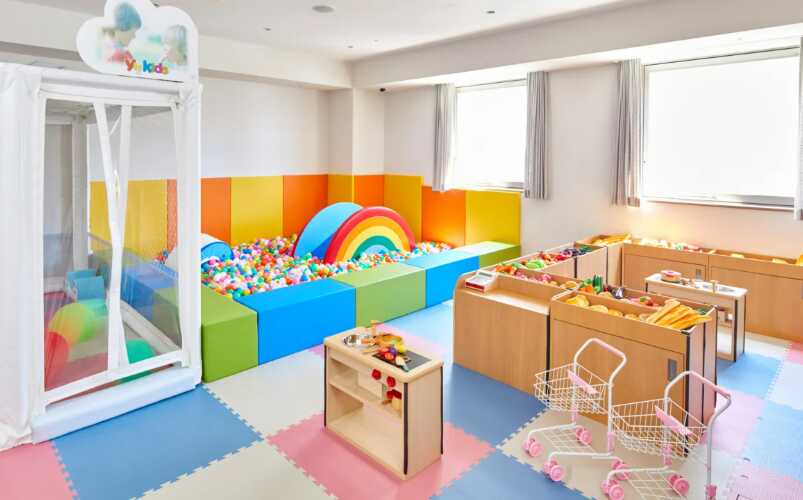 宿泊者限定で無料利用できる広々としたキッズルーム